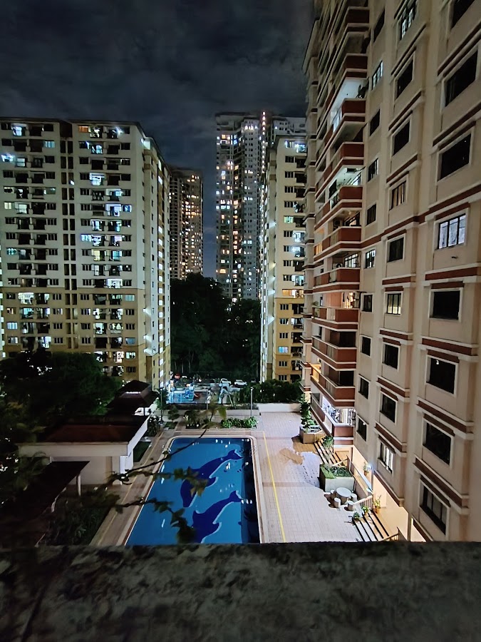 Pelangi Astana: the swimming pool between the blocks at night