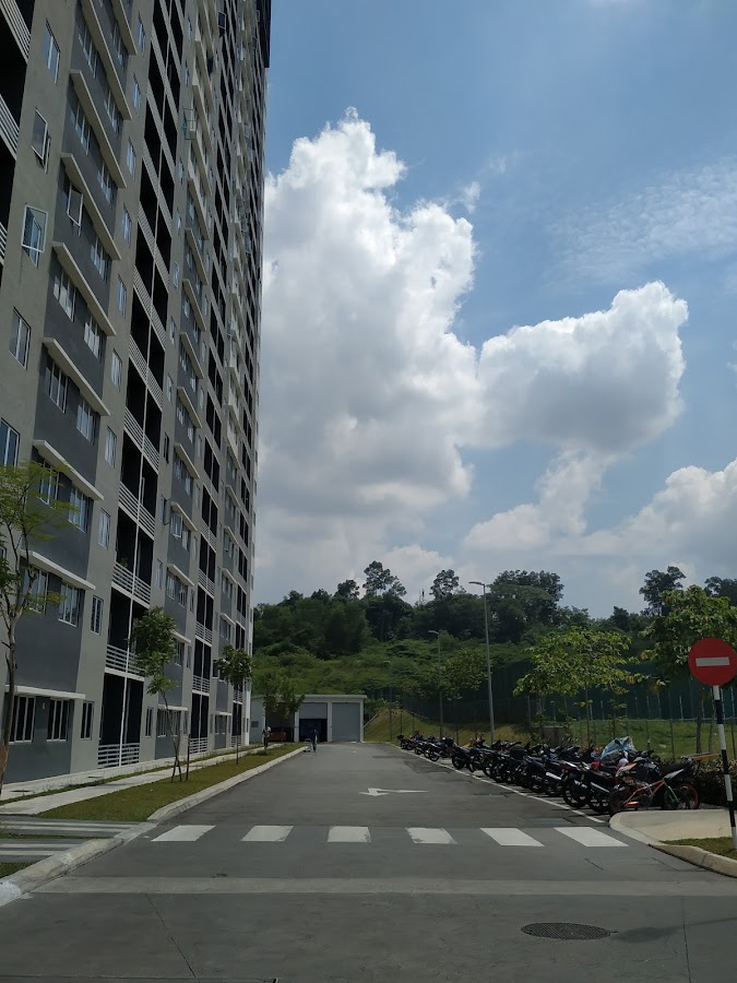 Suria Pantai Residency: the tower beside its access road