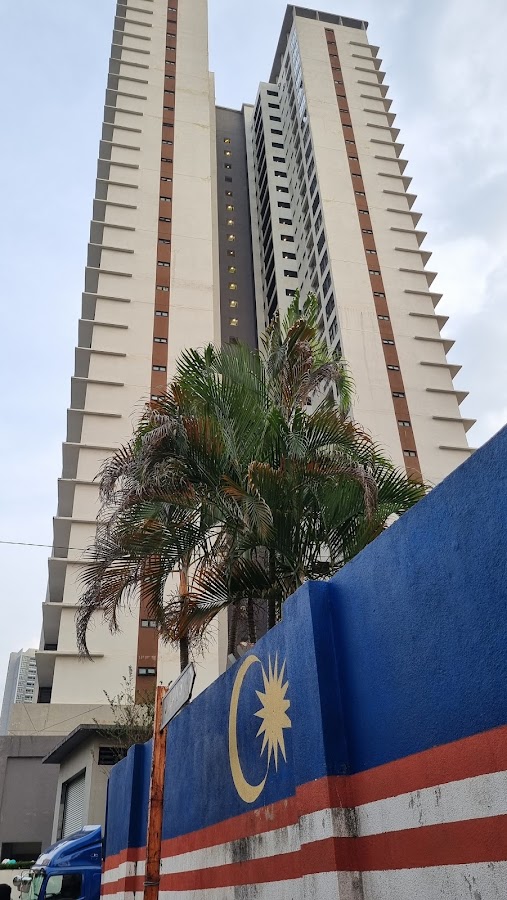 Glomac Centro: the tower above a wall painted with the Malaysian flag