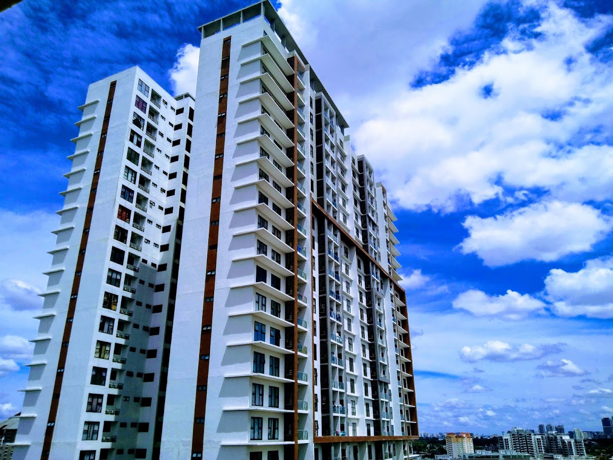 Pangsapuri Pelangi Ara: the tower against the sky