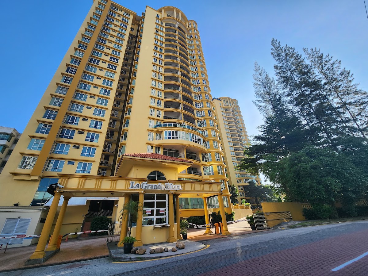 La Grande Kiara: the tower above its entrance canopy