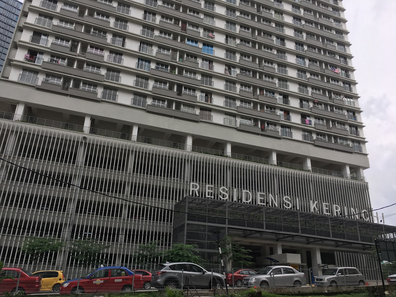 Residensi Kerinchi: Exterior facade of the high-rise residential building Residensi Kerinchi, with cars parked in front