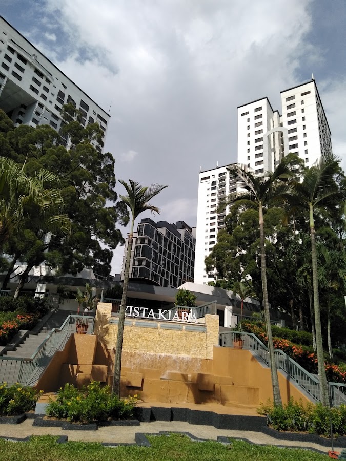 Vista Kiara: the Vista Kiara name wall and water feature below the towers