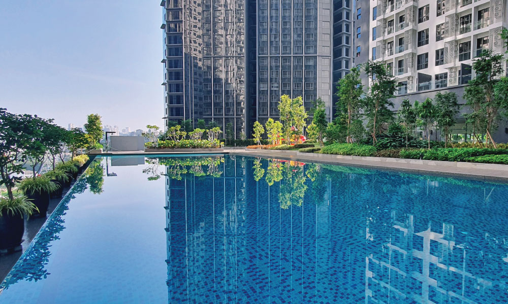 South Link Lifestyle Apartments: the infinity pool beside the towers