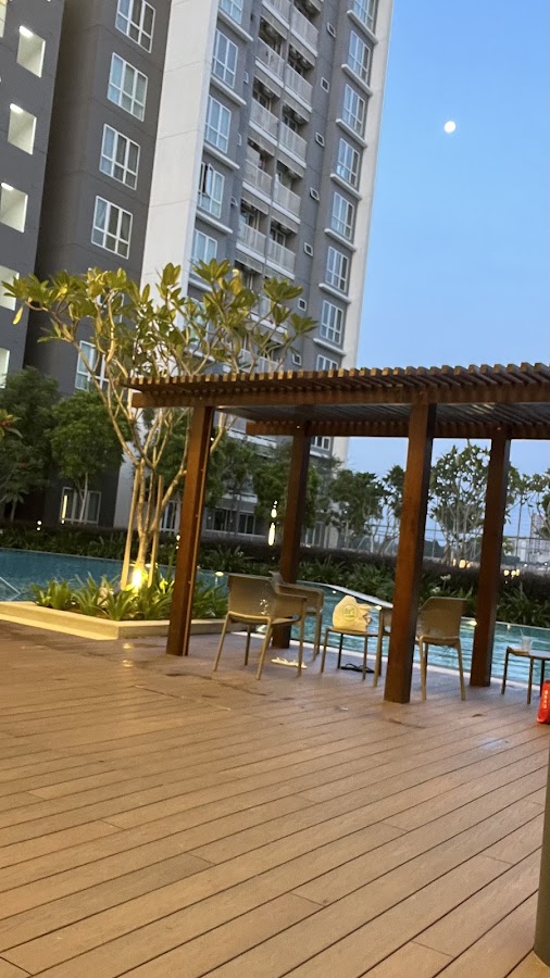 121 Residences: a timber pergola on the pool deck below the towers