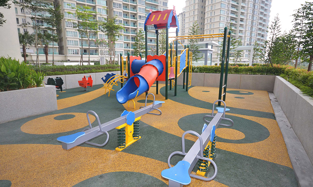 Camellia Serviced Suites: the children's playground on the facilities deck