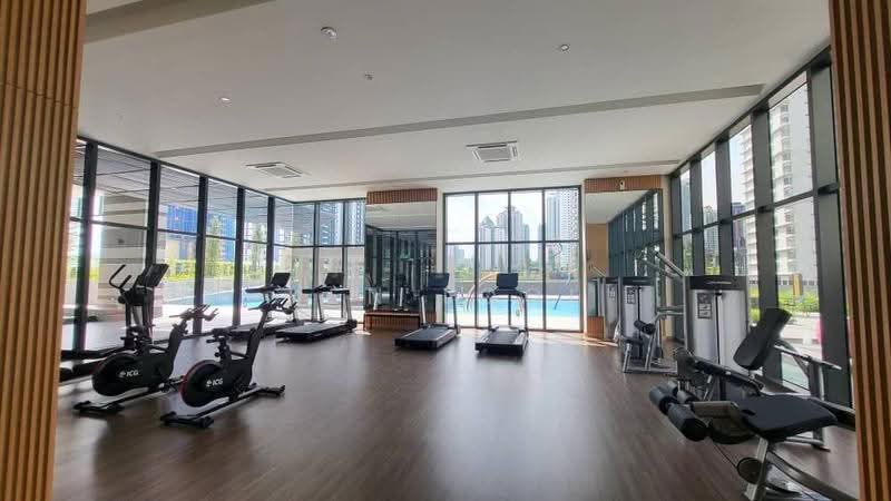 Trinity Pentamont: Gym with exercise bikes and treadmills, pool and city towers through glass