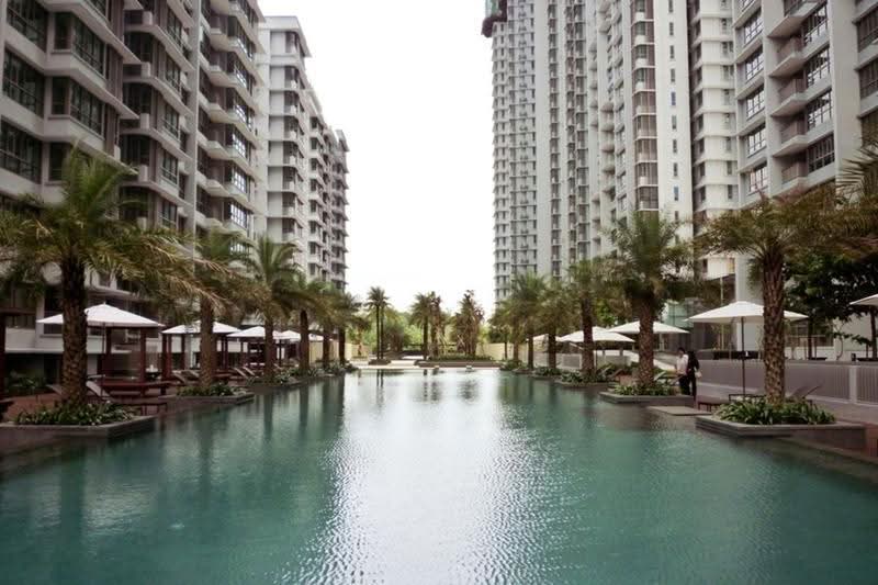 Seni Mont Kiara: Long swimming pool between two residential towers with palms and cabana umbrellas