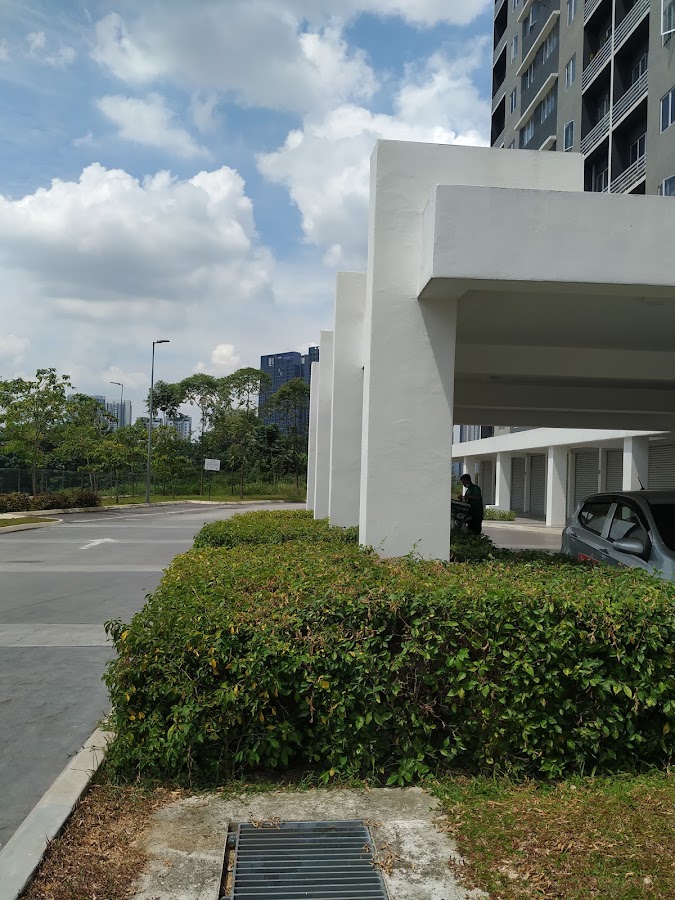 Suria Pantai Residency: the covered drop-off beside a hedge