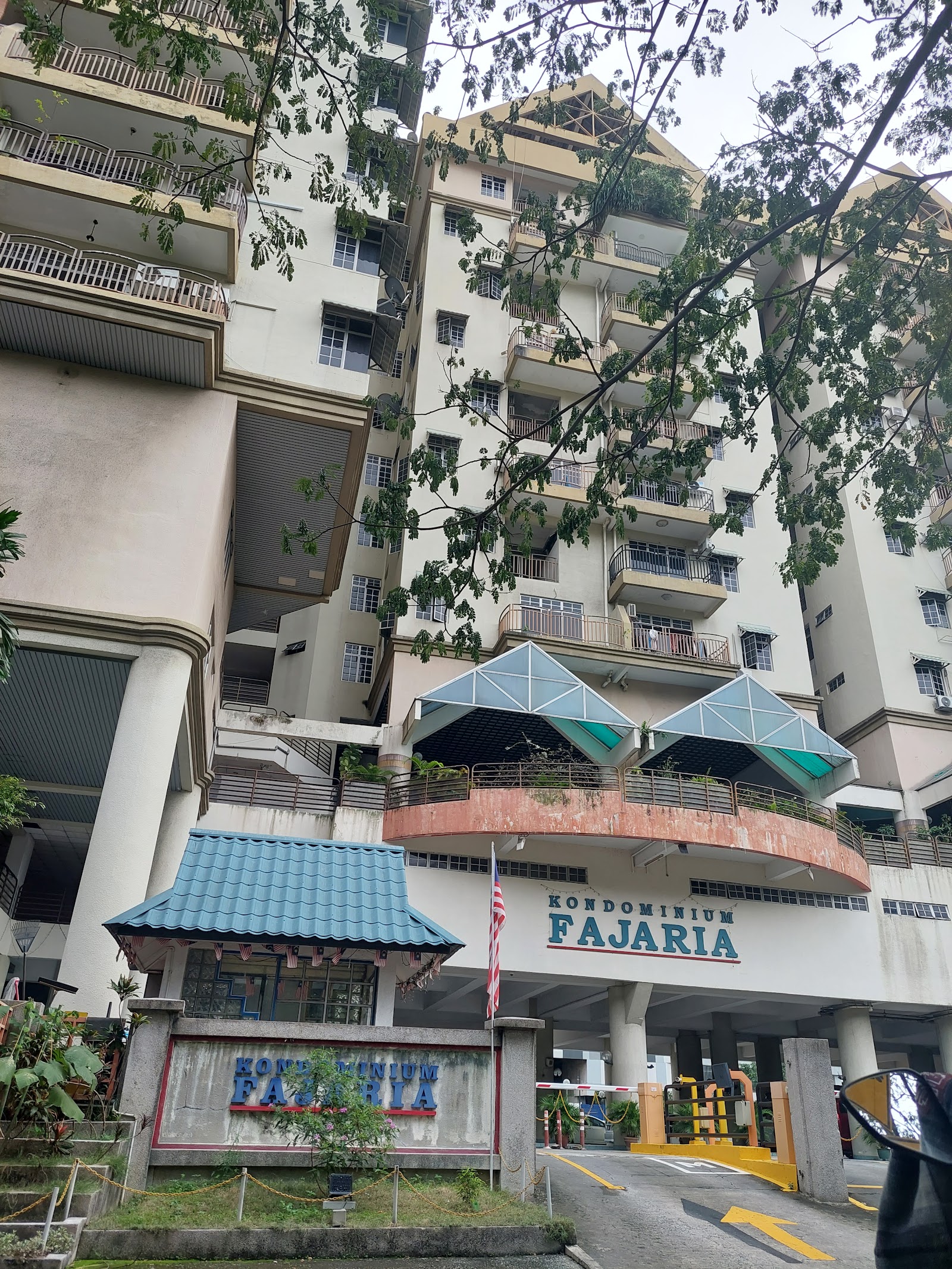 Fajaria Condominium: Exterior view of Kondominium Fajaria towers with entrance signage, gatehouse, and driveway