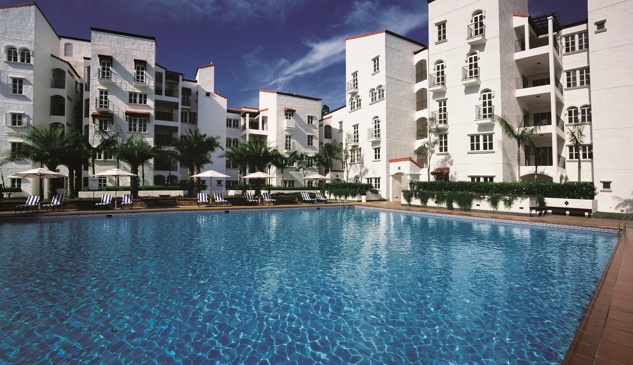 Andalucia: the swimming pool in front of the Mediterranean-style blocks