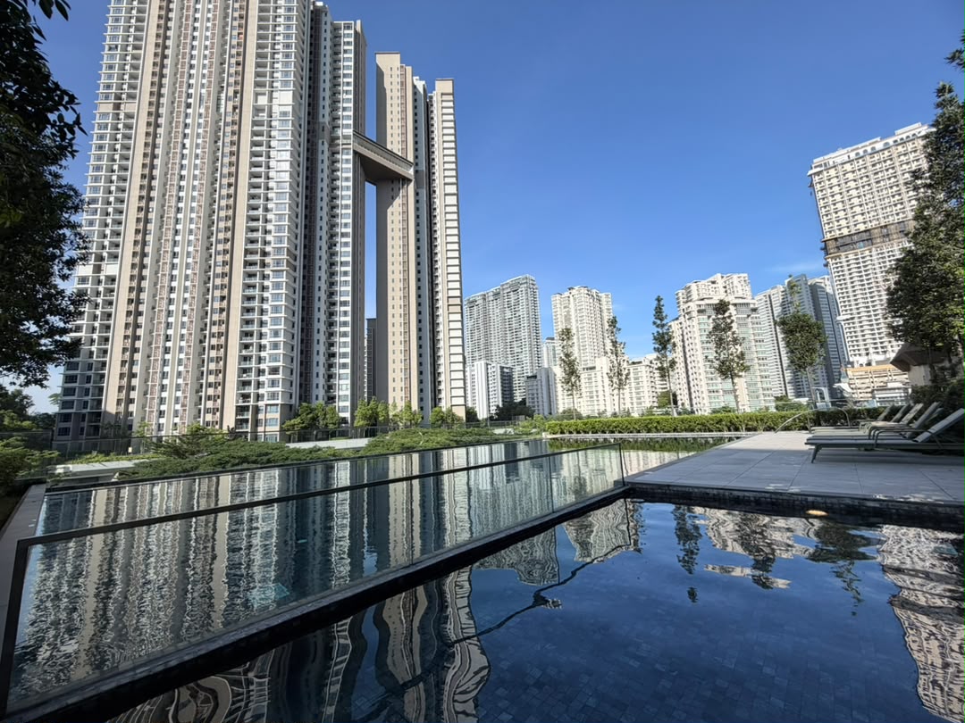 Kami: the infinity pool with the towers behind