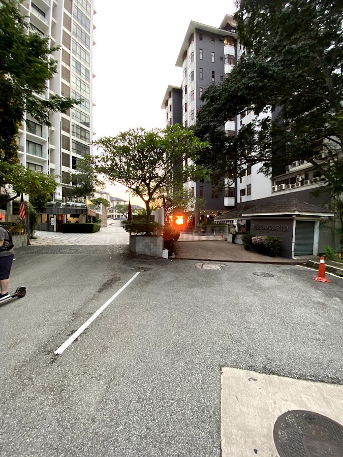 Desa Bangsar Ria: the entrance drive between the blocks
