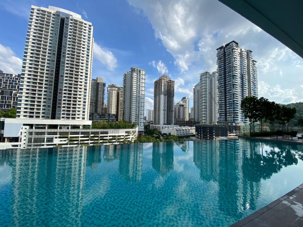 Inspirasi: Infinity pool with a skyline of high-rise towers reflected in the water
