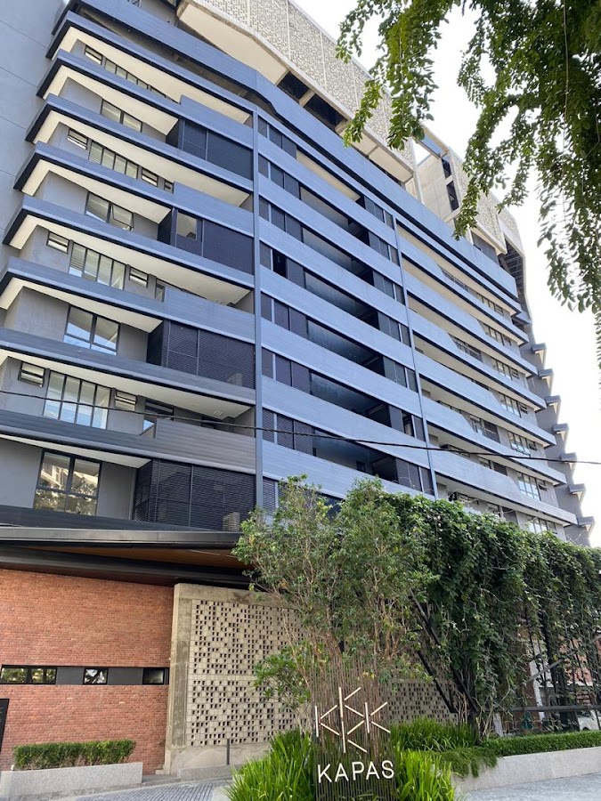 Kapas Heights: the facade above the Kapas sign