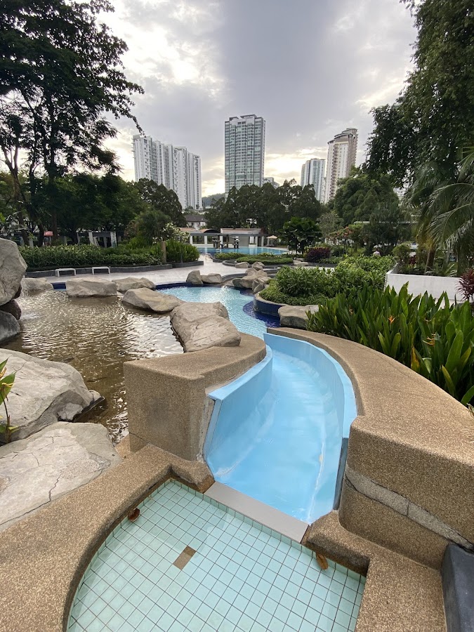 Vista Kiara: the pool slide and rock pools