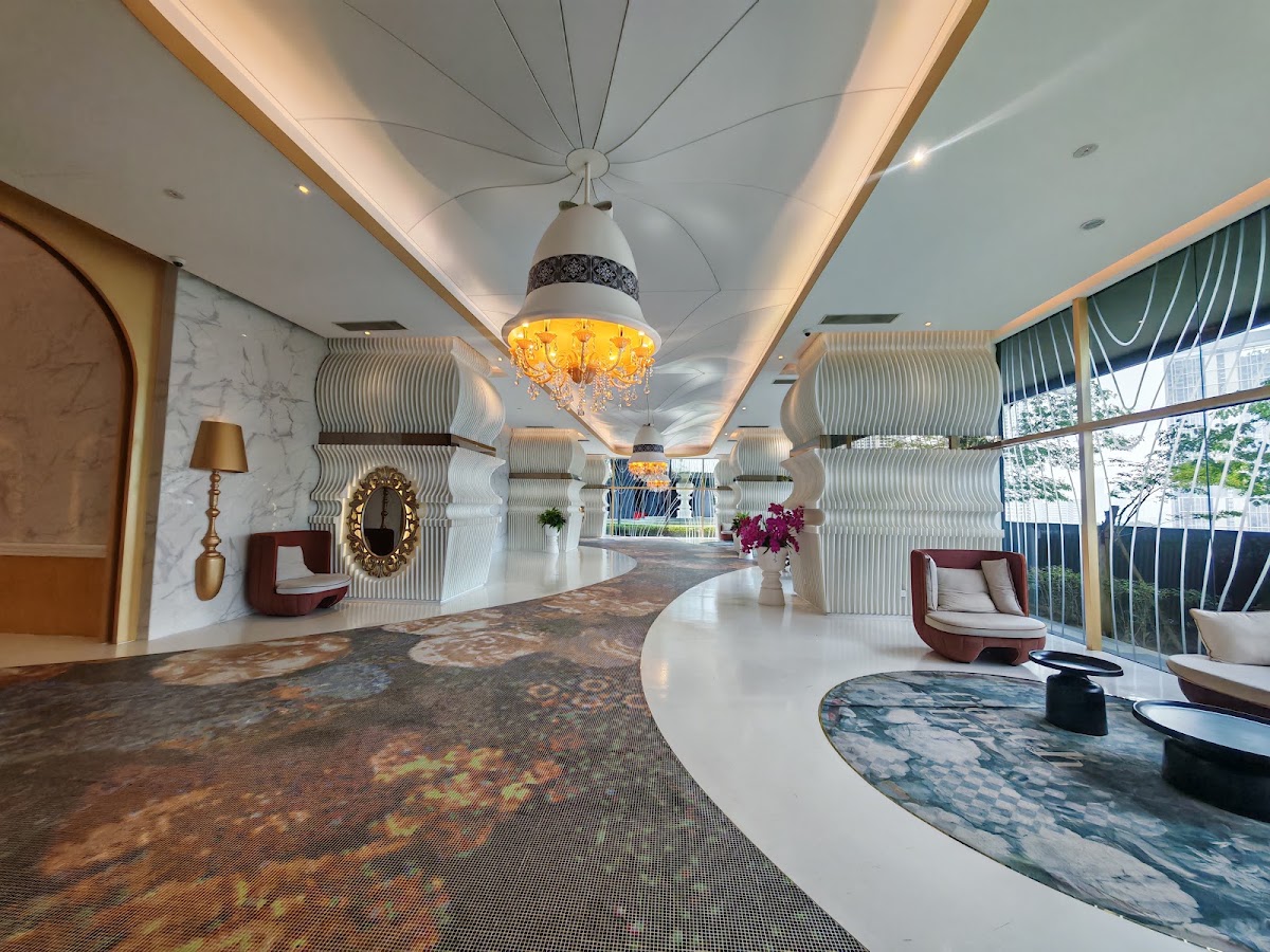 Arte @ Mont Kiara: the lobby lounge beneath its fluted ceiling and chandelier
