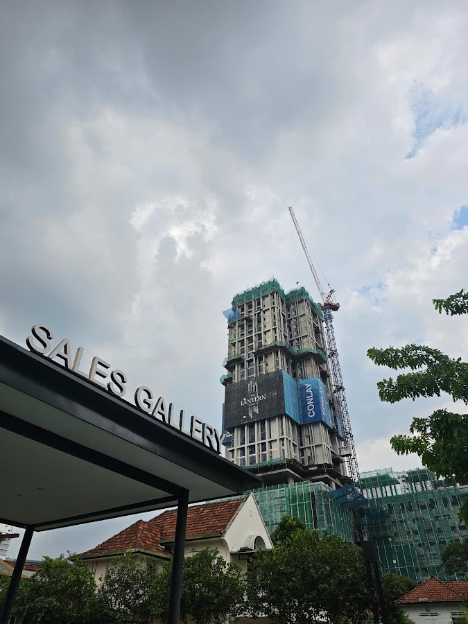 The Lantern Bangsar: the tower under construction, beyond the sales gallery's roof