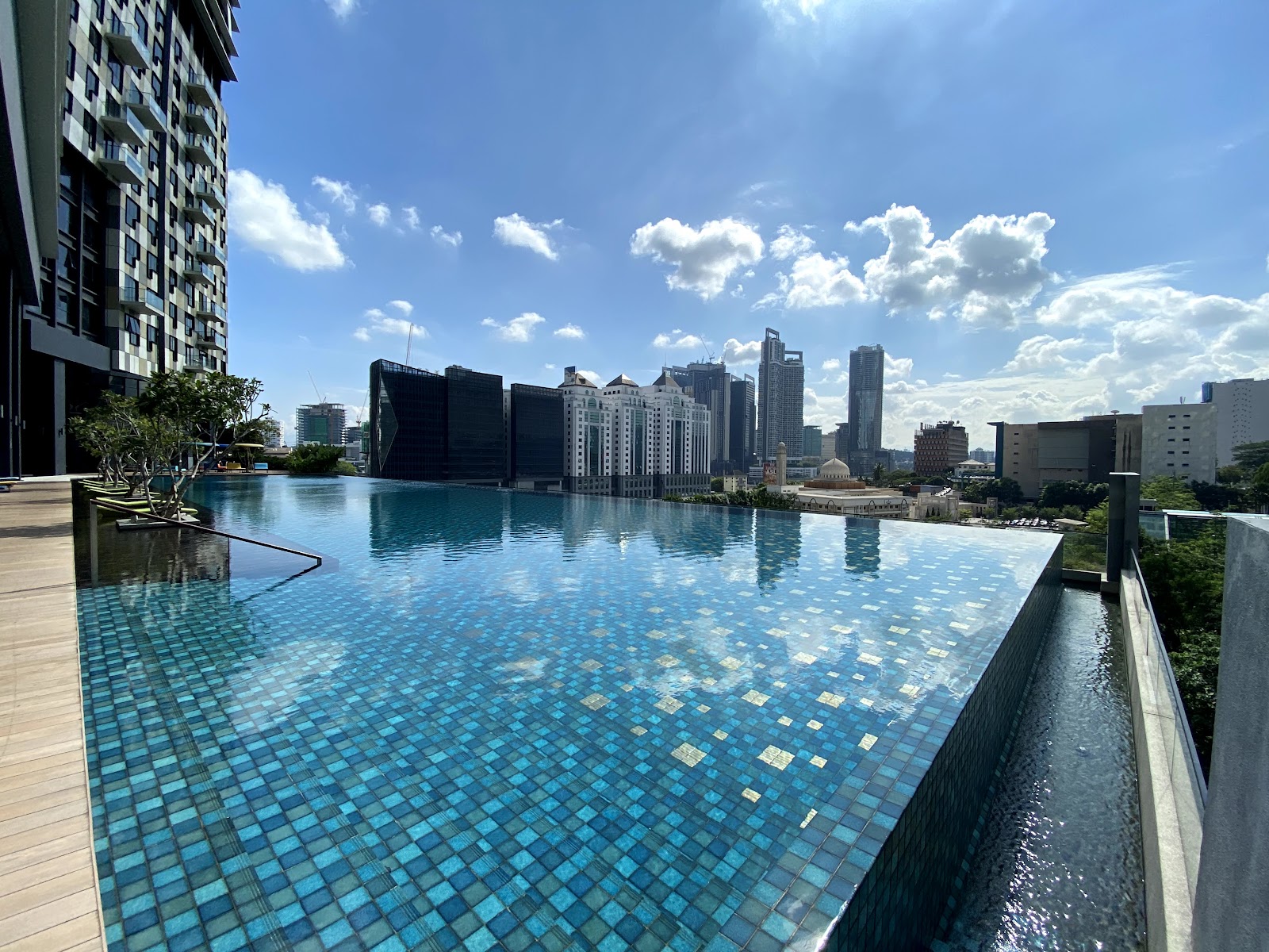 Novum: Rooftop infinity pool with city skyline view