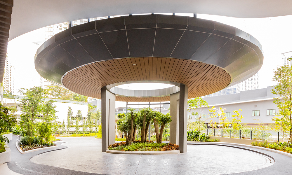 Laurel Residence: a circular canopy pavilion on the landscaped deck