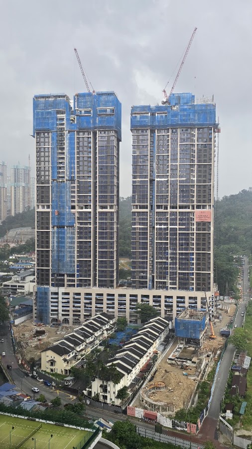 BON KIARA: the twin towers under construction