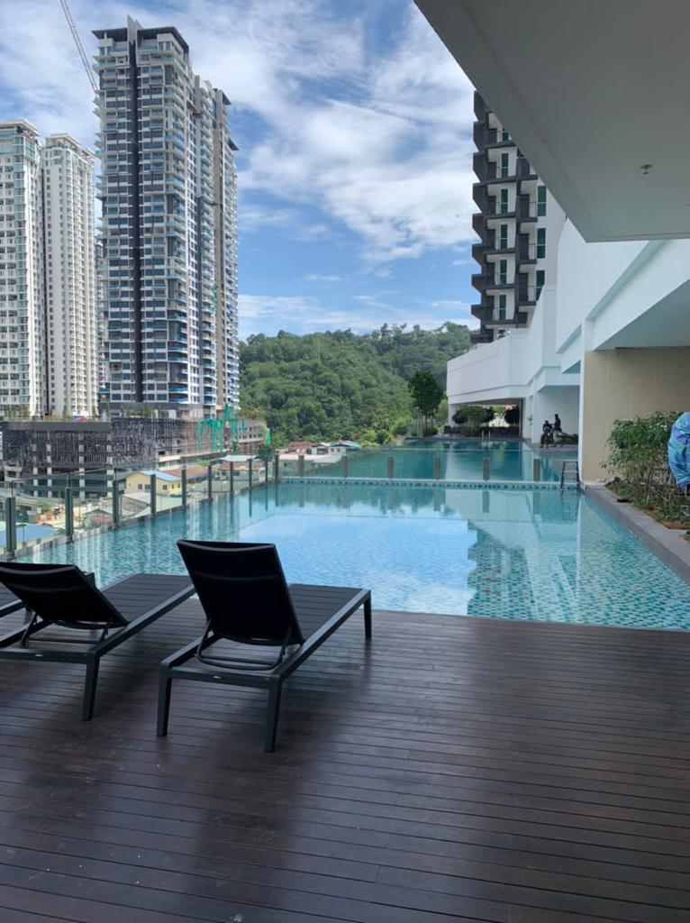 Inspirasi: Infinity pool deck with lounge chairs overlooking city high-rises and green hills