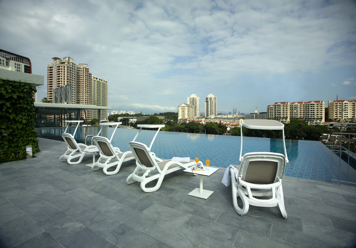 The Signature @ Desa Sri Hartamas: the rooftop infinity pool and its loungers