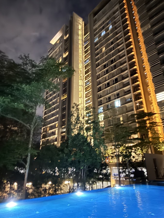 One Menerung: the pool lit at night below the tower