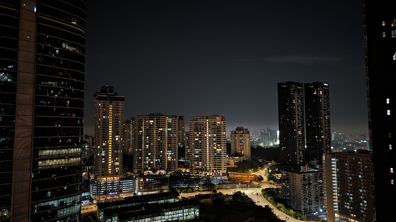 Novum: Nighttime cityscape view from a high-rise showing illuminated residential towers and city skyline